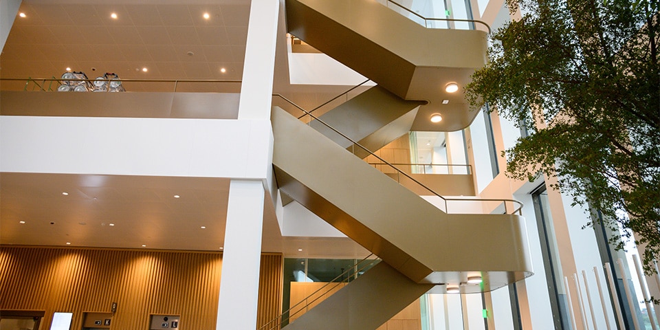EMA, Amsterdam | Vier grote zwevende trappen als eyecatcher in de laagbouw