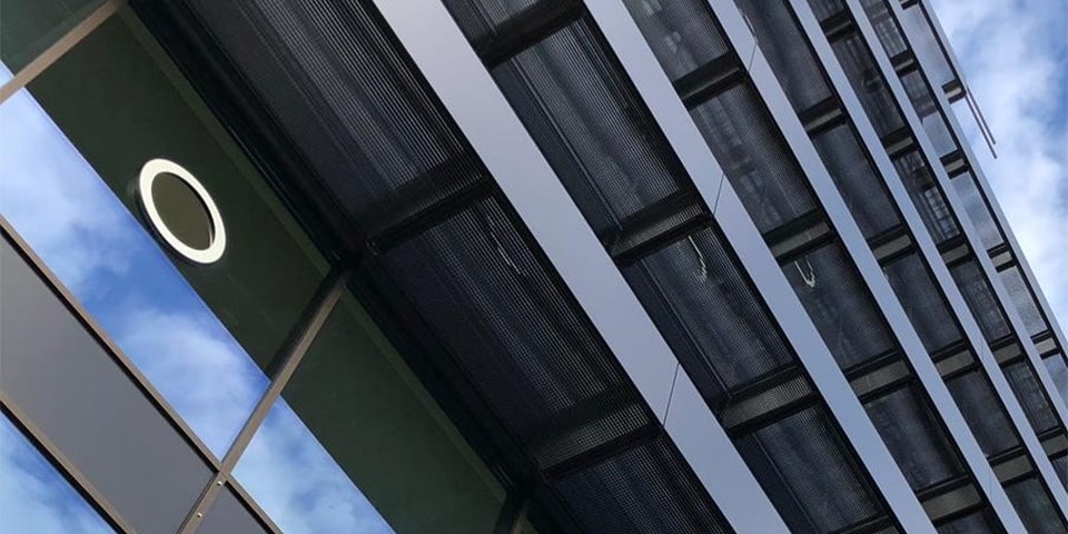 De Walvis, Amsterdam | Gevelbanden uit robuust en massief ogende panelen geven gevel extra dimensie