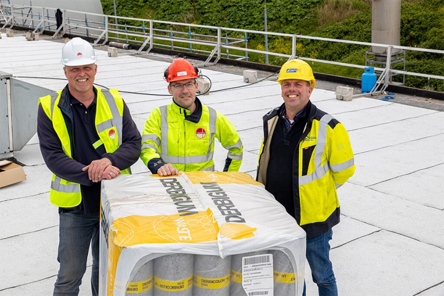 De allereerste witte dakbedekking op basis van >15% gerecycled bitumen ligt in Heerenveen