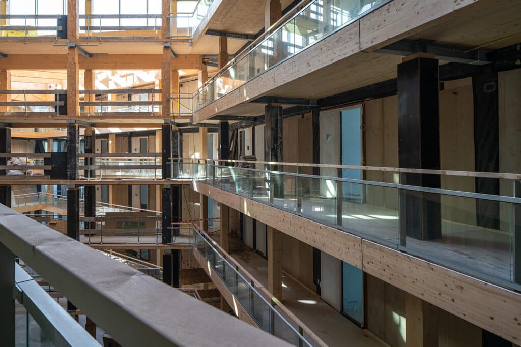 Balcony glazing and fire-resistant glass