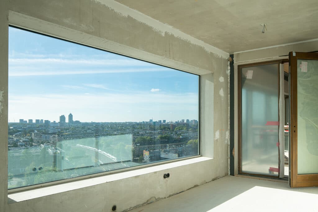 Balcony glazing and fire-resistant glass